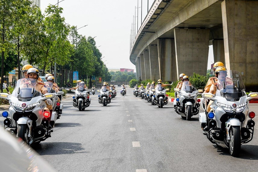 Ngắm dàn xe mô tô 1.800 phân khối diễu hành trên đường phố Thủ đô